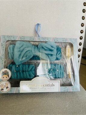 NWT Vanity Essentials- bow headband, wristbands, rhinestone hair clips💙